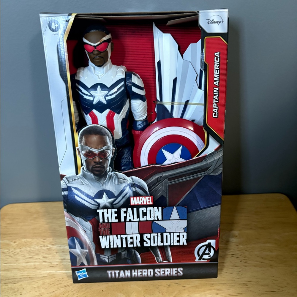NEW IN BOX CAPTAIN AMERICA ( 12" ) MARVEL TITAN HERO SERIES ACTION FIGURE